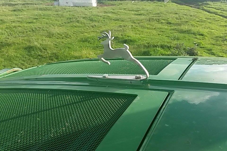 bonnet mascot applied on vehicle